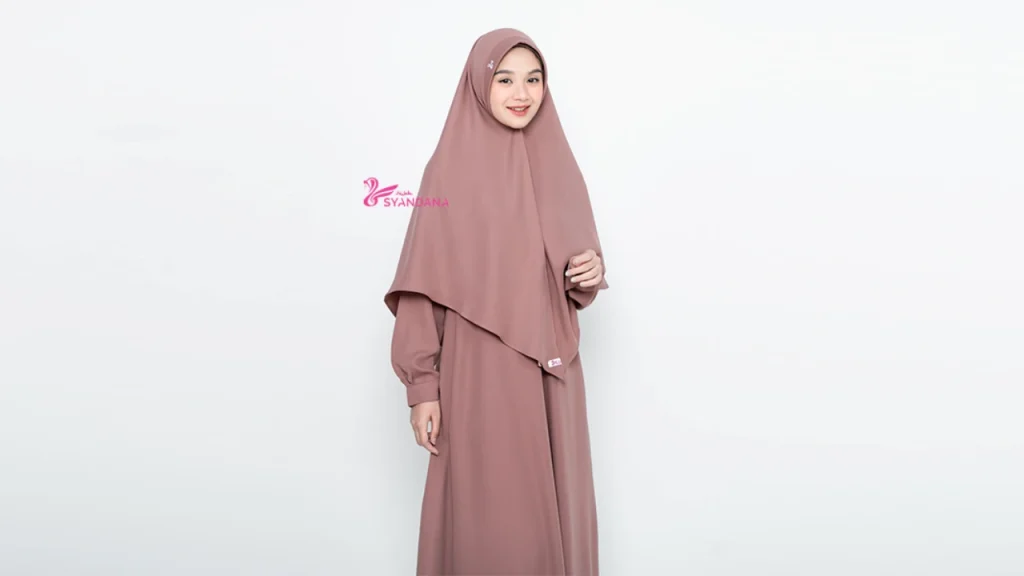 Jilbab Bergo Pet Antem Polos Inspirasi Clean Look Muslimah yang Sedang Populer